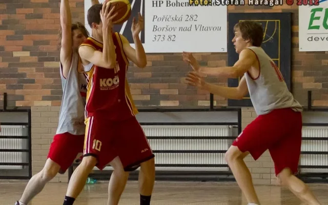 I hlavička v basketbalu platí. Ze sevření dvojice Bárta-Hron se snaží dostat Fait