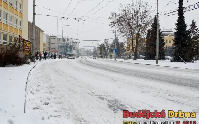 Pohled ulicí Na Sadech směrem k mostu přes Malši