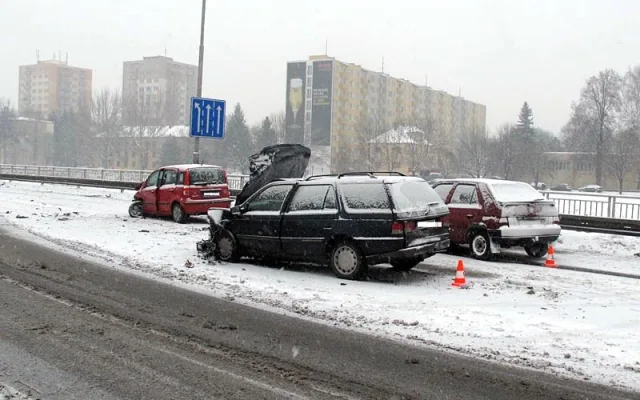 Hromadná dopravní nehoda u supermarketu Tesco