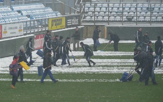 Odklízení sněhu na ploše hlavního stadionu na Střeleckém ostrově je v plném proudu