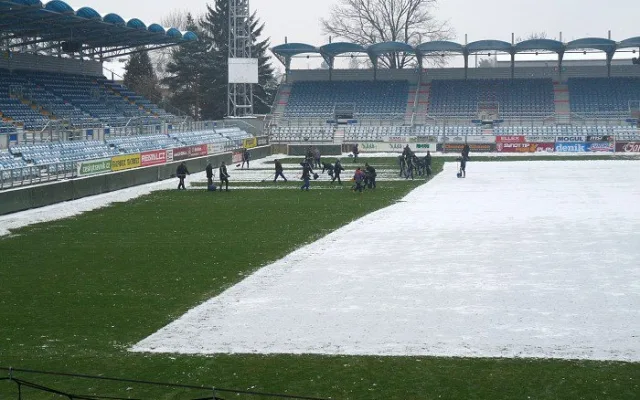 Odklízení sněhu na ploše hlavního stadionu na Střeleckém ostrově je v plném proudu