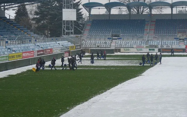 Odklízení sněhu na ploše hlavního stadionu na Střeleckém ostrově je v plném proudu