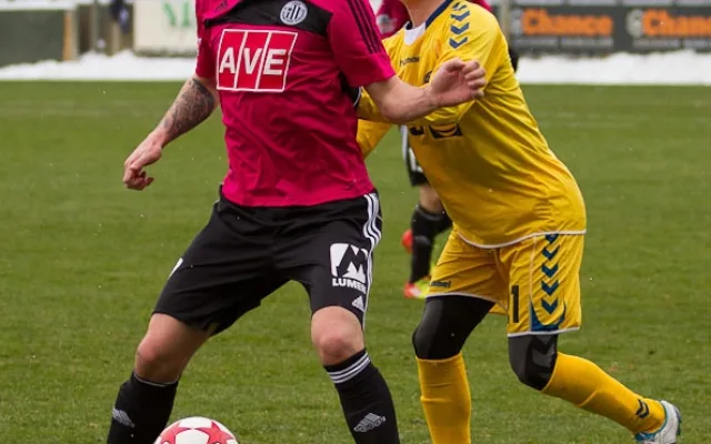 Jakuba Řezníčka při zpracování balonu fauluje Jan Šilinger