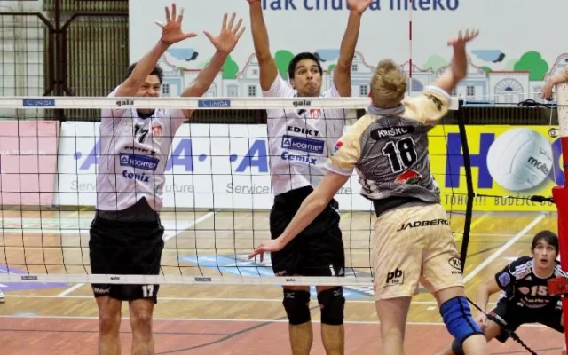 Michal Kriško se snaží procpat míč mezi rukama Andyho Rojase a Štěpána Smrčky