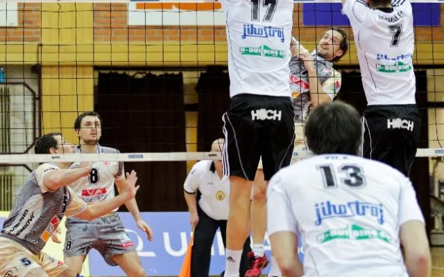 Tomáš Fila pozoruje Štěpána Smrčku a Petra Michálka na bloku