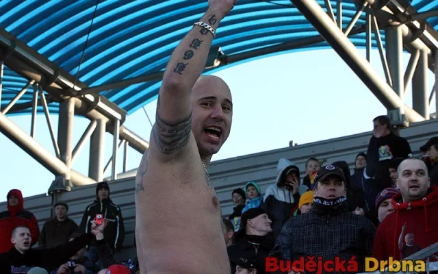 Fanoušek Tomáše Řepky dirigoval kotel Sparťanů nahoře bez