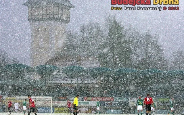 Nad Střeleckým ostrovem se těsně po začátku zápasu protrhlo nebe