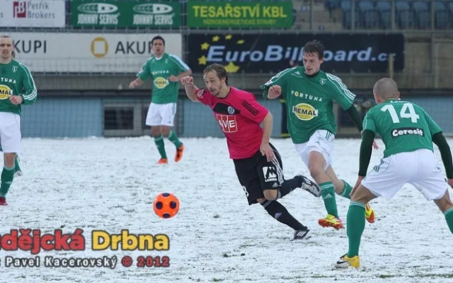 Rudolf Otepka uniká Tomáši Borkovi, situaci sleduje Martin Nešpor