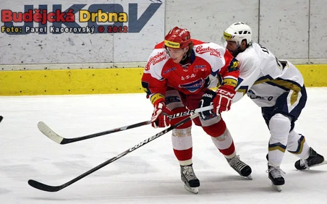 Jason Lepine vypíchl Jakubu Langhammerovi puk přímo z hokejky