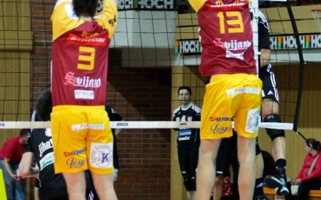 Blok Beera a Vodvárky proti smeči Andyho Rojase