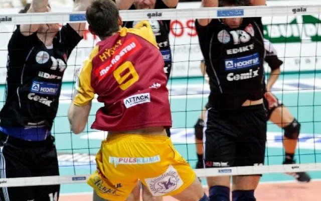 Hýský útočí do trojbloku Zapletal, Sukuba a Fila