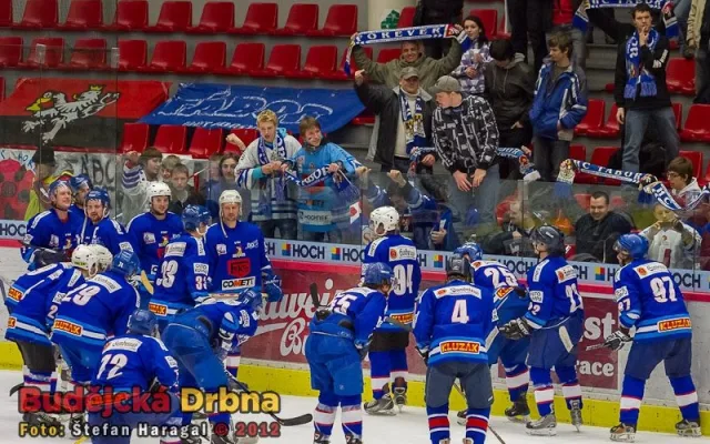 Závěrečná děkovačka táborských hokejistů svým fanouškům