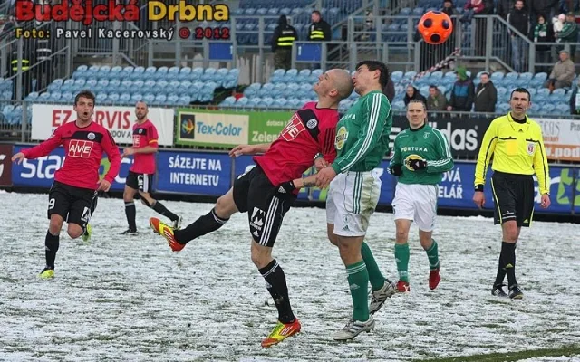 Domácí kanonýr Zdeněk Ondrášek hlavičkuje přes Pavla Lukáše