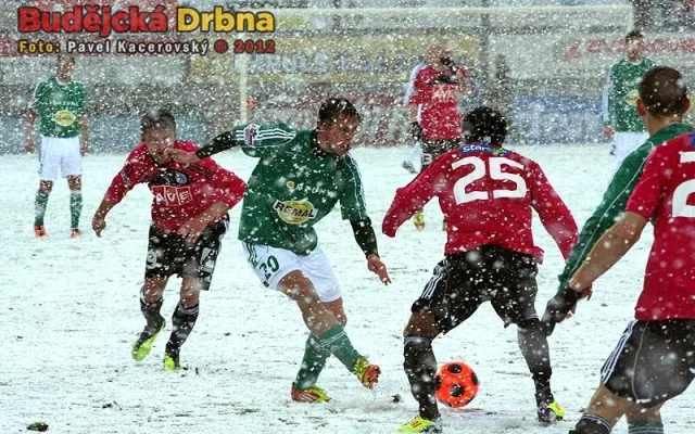 I v takové sněhové vánici se může hrát  ligový fotbal...