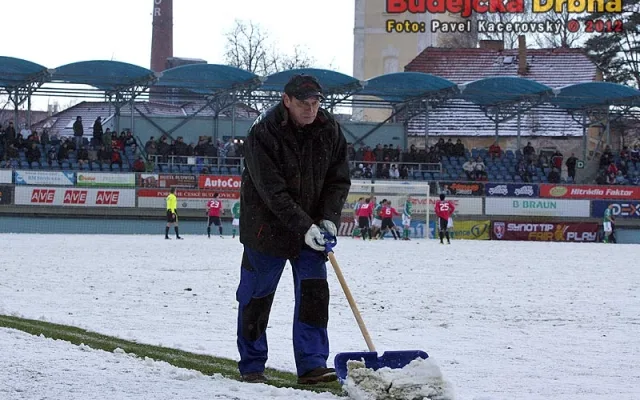 Úklid sněhu v průběhu prvního poločasu