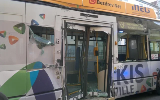 Srážka autobusu s trolejbusem MHD si vyžádala šest zranění