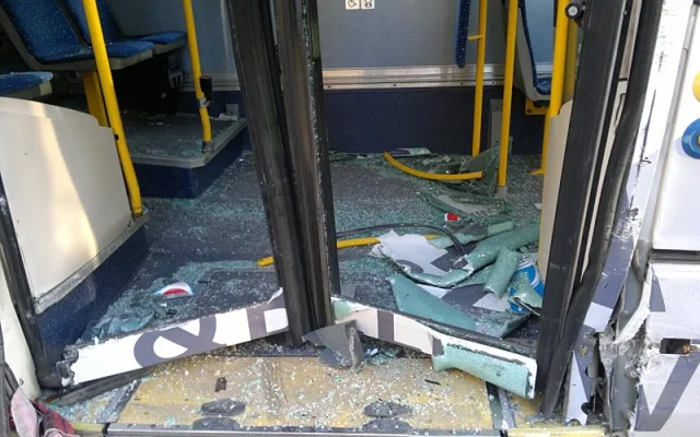 Srážka autobusu s trolejbusem MHD si vyžádala šest zranění