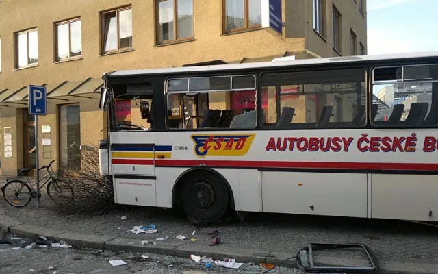 Srážka autobusu s trolejbusem MHD si vyžádala šest zranění