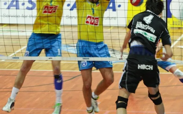 Jakub Novotný smečuje