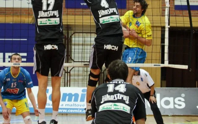 Zapletal sleduje blok Smrčky a Novotného