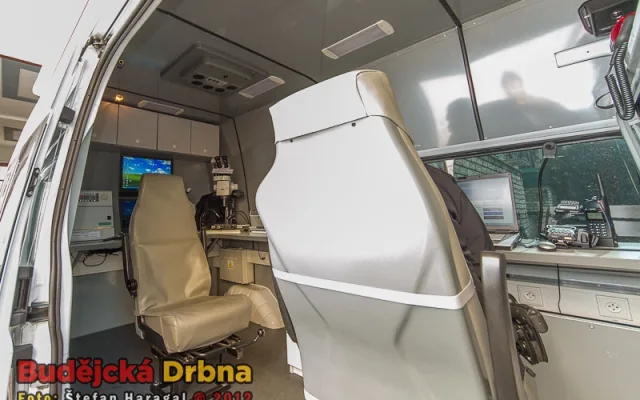 Policejní schengenbus při pohledu zvenku
