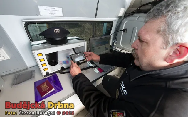 Praporčík Radek Polák předvádí vybavení schengenbusu