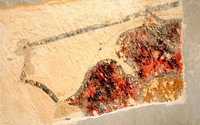 Na klenbě bylo nalezeno 26 znakových štítků z doby zaklenutí kostela roku 1513. Na snímku detail rožmberského erbu s červenou pětilistou růží a neznámým erbem