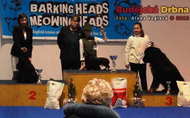 Porotce Vladimíra Tichá s výherci Junior handing