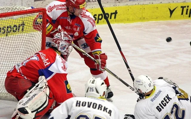Vydarený odvrací puk od branky před Bickem a Hovorkou