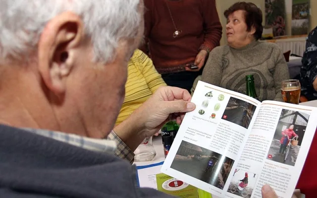 Někteří senioři se do informačních letáků ihned začetli
