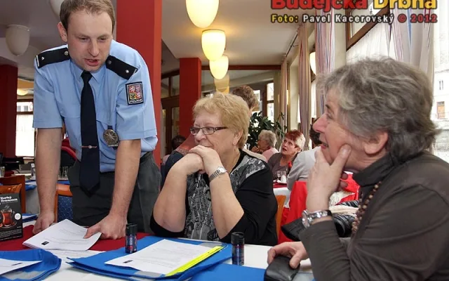 Policista Miroslav Syrovátka při diskuzi se seniory