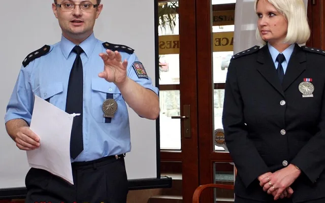 Zástupce vedoucího Obvodního oddělení Hluboká nad Vltavou Policie ČR Martin Pešta a mluvčí Regina Tupá