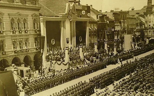 Tribuna krajského sněmu NSDAP na budějovickém náměstí v červnu 1939, kde stanul Hans Westen jako komisařský krajský vůdce