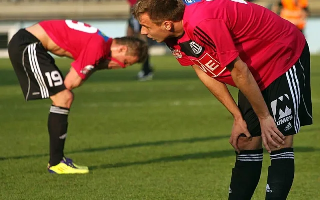 Hořkost v tvářích domácích fotbalistů po nepovedeném závěru