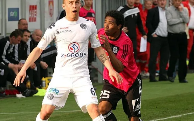 Letící míč sledují Sandro a Petr Reinberk