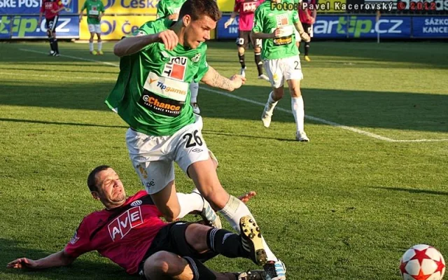 Lukáš Třešňák padá přes Jana Riegela