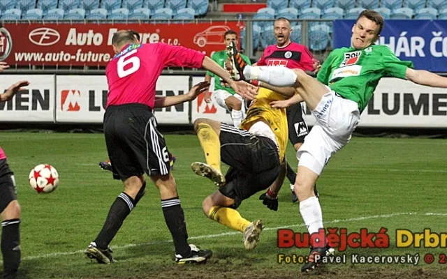 Poslední moment zápasu. Lafata šel důrazně za míčem, kterého se chtěl zmocnit gólman Dynama Matej Delač. Oba skončili v bolestech na zemi