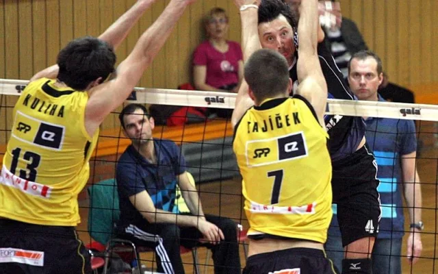Jakub Novotný se snaží prosadit přes brněnské Kulihu a Zajíčka, napravo v pozadí je sleduje trenér domácích Jan Svoboda