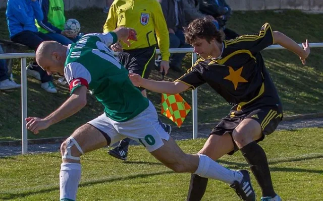 Petr Holba se po střídání snažil rozpohybovat hru Jankova, na body to nestačilo. Na snímku ho fauluje Tomáš Konvička