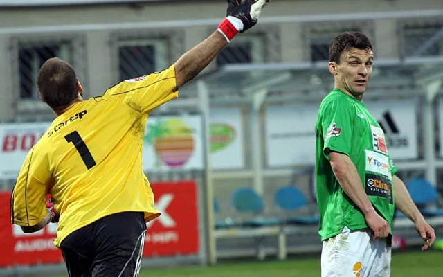 Chorvatský brankář ve službách Dynama Matej Delač posílá míč do hry před budějckým rodákem Davidem Lafatou