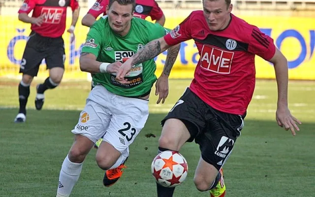 Jakub Řezníček uniká jabloneckému bekovi Vítu Benešovi