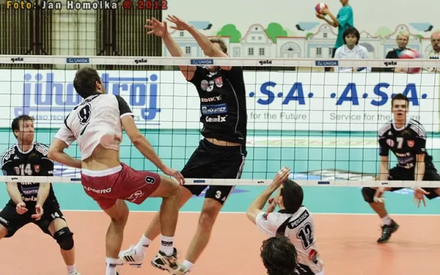 Kapitán Jihostroje Michal Sukuba blokuje smeč nejvyššího hráče Koucourů Libora Leikepa