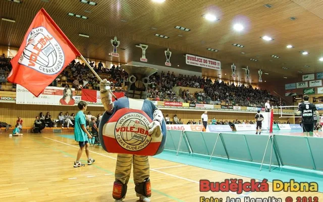 Maskot Jihostroje si tentokrát donesl vlajku