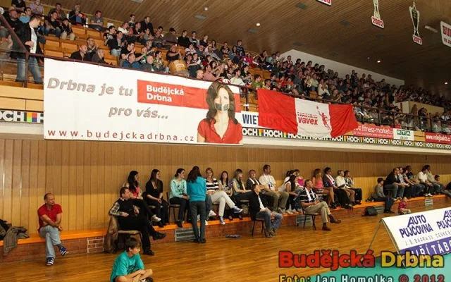 Svůj tým vyrazili podpořit také fanoušci Příbrami (na snímku vlevo nahoře)