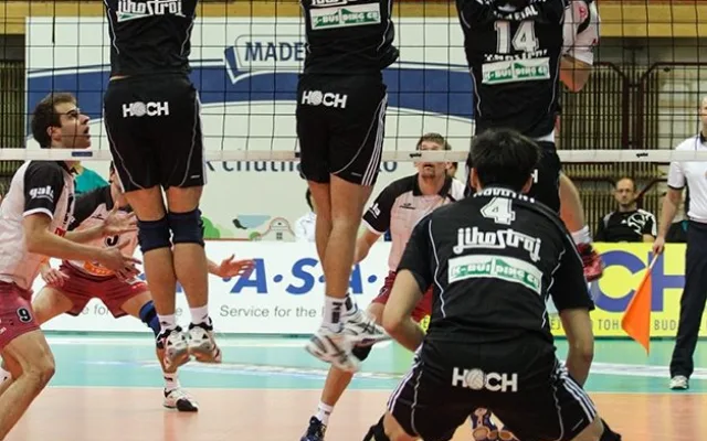 Trojblok Fila, Sukuba a Zapletal, v popředí vše sleduje Jakub Novotný