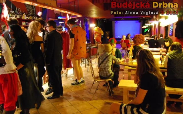 Nezřízený ples ve stylu filmových hvězd ve Slavii