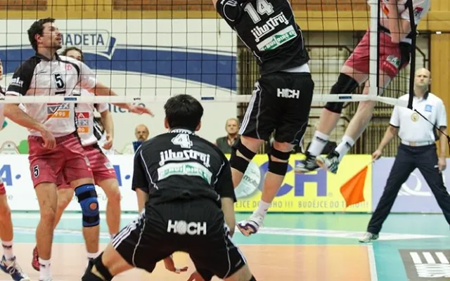 Jakub Novotný sleduje blok Petra Zapletala
