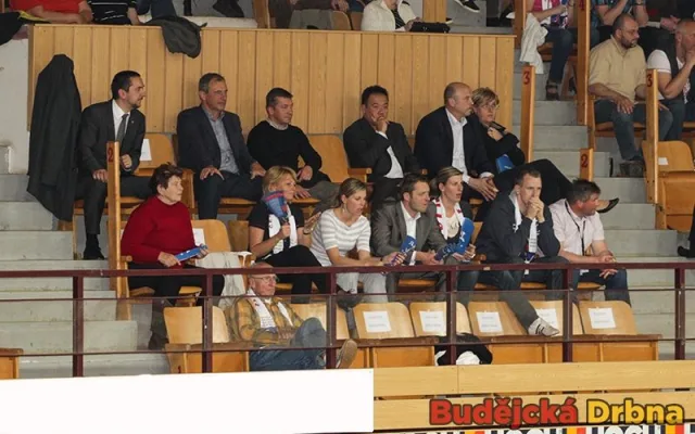 První zápas sledovali z čestné lóže také primátor Juraj Thoma, prezident klubu Jan Diviš a další významné osoby