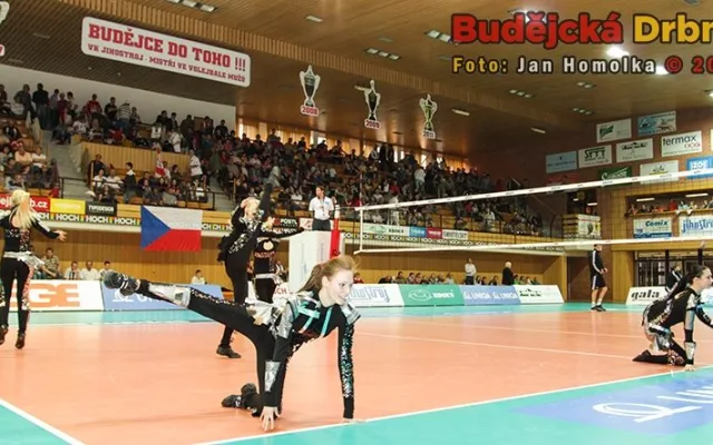 O zpestření mezi sety se jako vždy starali slečny z Move 21