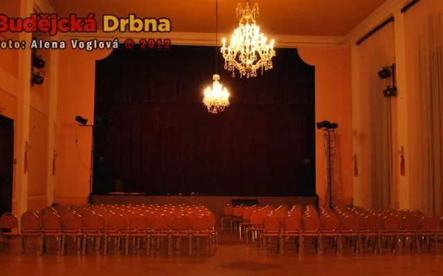 Divadelní představení Proti větru – nahniličko